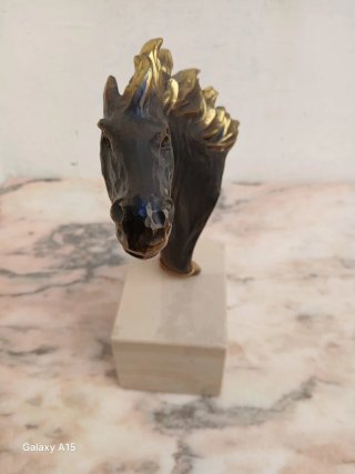 Busto de caballo en bronce
