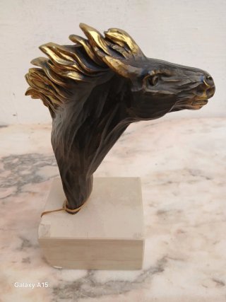 Busto de caballo en bronce