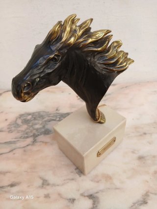 Busto de caballo en bronce