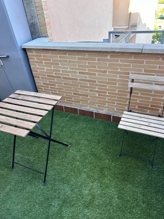 Mesa y 2 sillas de madera y metal