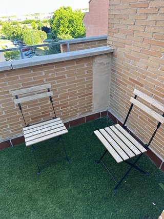 Mesa y 2 sillas de madera y metal