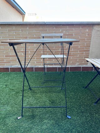 Mesa y 2 sillas de madera y metal