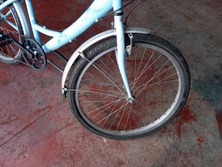 Bicicleta azul con portaequipajes