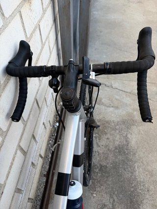 Bicicleta de carretera blanca,roja y gris.Aluminio