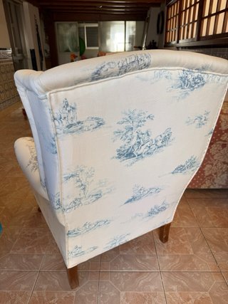 Sillón orejero estampado blanco y azul