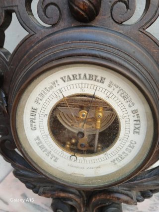 Barómetro antiguo de madera con termómetro