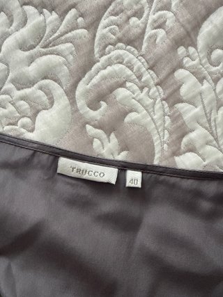 Blusa de seda gris con flores. Es preciosa.