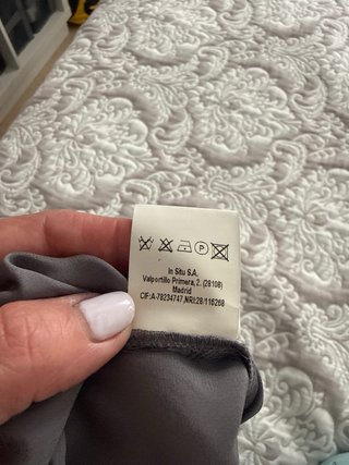 Blusa de seda gris con flores. Es preciosa.