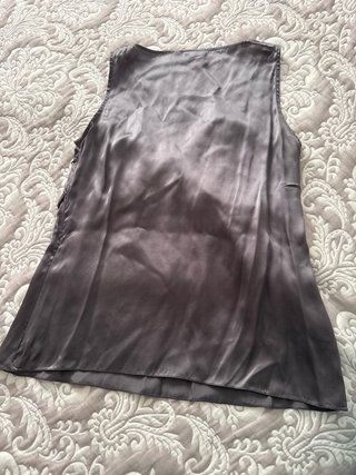 Blusa de seda gris con flores. Es preciosa.