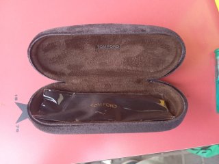 Funda gafas Tom Ford negra con pañuelo