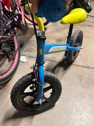 Bicicleta sin pedales azul y amarilla