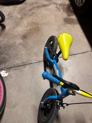 Bicicleta sin pedales azul y amarilla