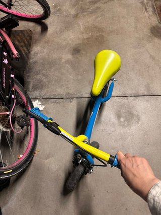 Bicicleta sin pedales azul y amarilla