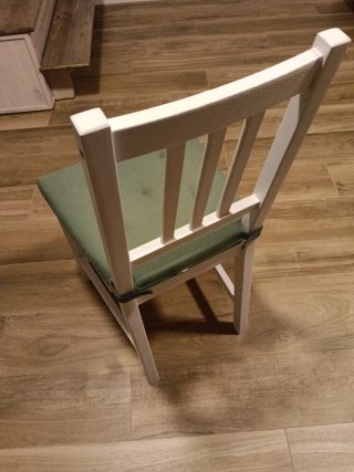 Silla Ikea Blanca con Cojín Verde