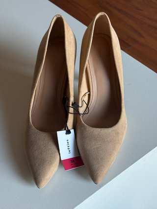 Zapatos de tacón fino y punta