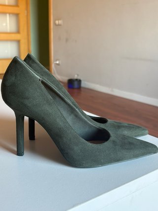 Zapatos de tacón fino y punta