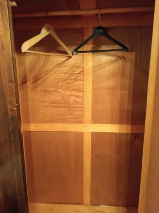 Armario antiguo de madera con espejo
