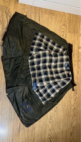 Abrigo Ralph Lauren verde acolchado.