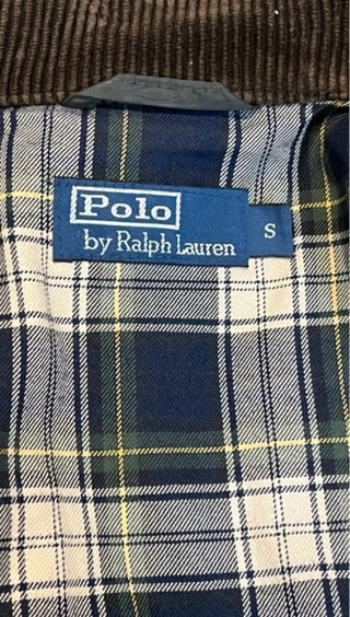 Abrigo Ralph Lauren verde acolchado.