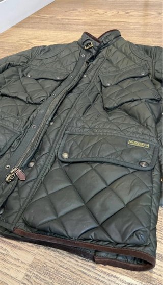 Abrigo Ralph Lauren verde acolchado.