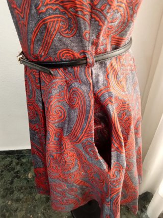Vestido gris y rojo con estampado