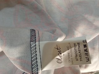 Vestido gris y rojo con estampado