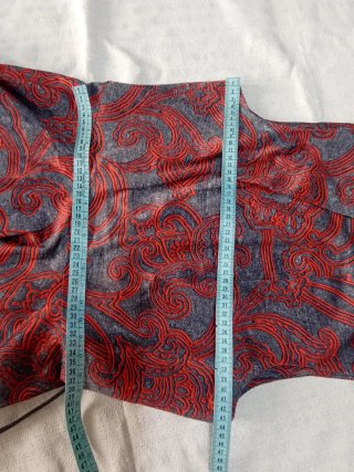 Vestido gris y rojo con estampado