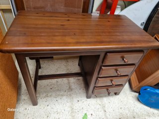 Escritorio de madera con cajones