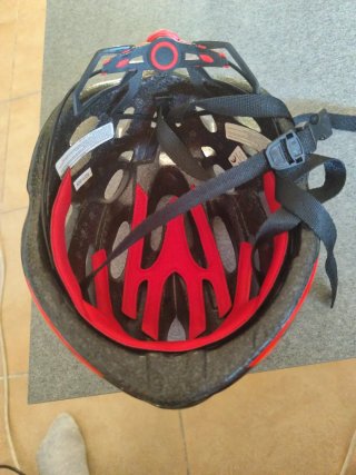 Casco de bicicleta negro y rojo