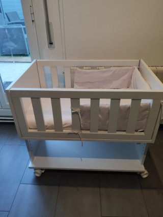 Minicuna blanca con ruedas