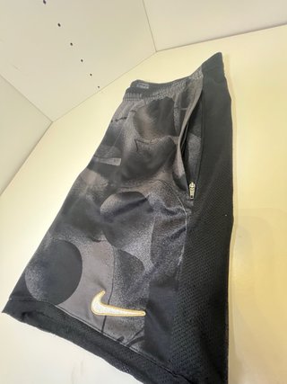 Pantalón corto deportivo Nike gris y negro