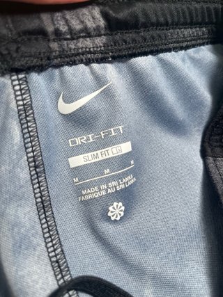 Pantalón corto deportivo Nike gris y negro