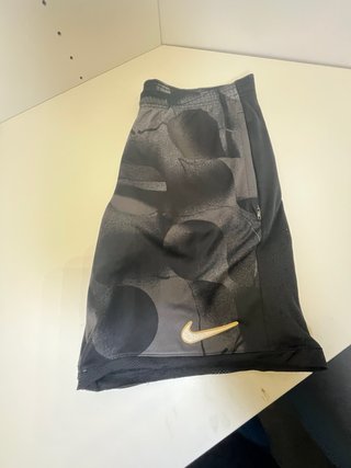 Pantalón corto deportivo Nike gris y negro