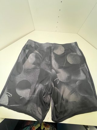 Pantalón corto deportivo Nike gris y negro