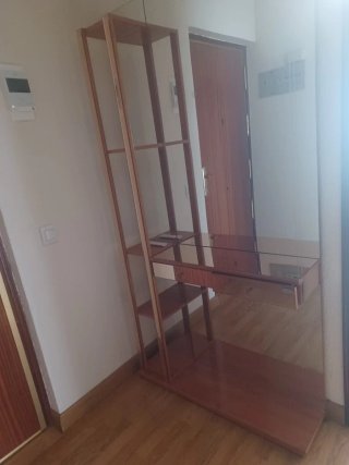Recibidor de madera y cristal