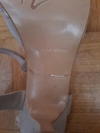 Zapatos de vestir beige y plateados