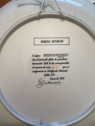 Plato de porcelana con diseño de Dalí
