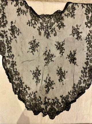 Mantilla española antigua triangular encaje negro