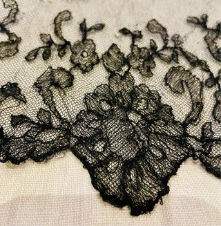 Mantilla española antigua triangular encaje negro