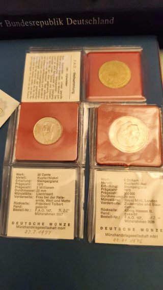 Lote monedas, medallas y billetes varios