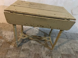 Mesa antigua de madera centenaria beig