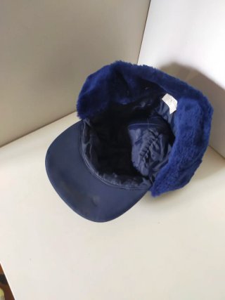 Gorro azul con orejeras
