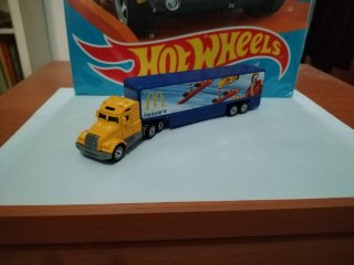 Convoy di cabine di trattori McDonald's