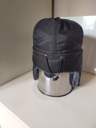 Gorro con orejeras negro y gris