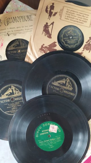 Lote de objetos antiguos: vinilos, latas, botellas