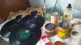 Lote de objetos antiguos: vinilos, latas, botellas