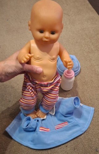 Muñeco bebé con gorrito biberón y orinal