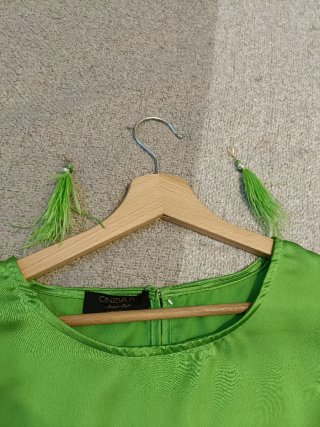 Camicia verde brillante con piume
