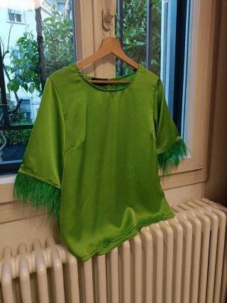 Camicia verde brillante con piume