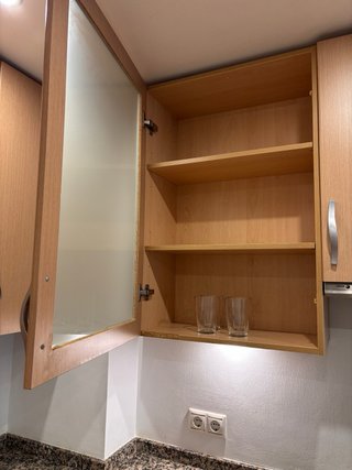 Conjunto muebles de cocina madera y cristal.
